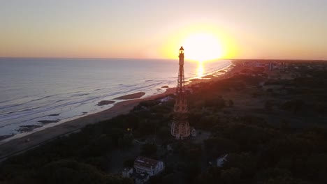 Faro-De-Recalada-Contra-El-Ardiente-Cielo-Del-Atardecer-En-La-Ciudad-Costera-De-Monte-Hermoso,-Argentina