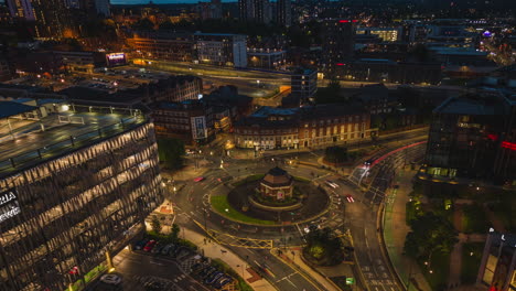 Luftdrohne-Bei-Nacht-Mit-Hyperlapse,-Die-Sich-Um-Den-Eastgate-Brunnen-Dreht,-Victoria-John-Lewis-Shopping-Centre,-Mehrstöckiges-Parkhaus-Mit-Autos,-Lichtspuren-Im-Stadtzentrum-Von-Leeds-Rund-Um-Die-A61-Und-Die-Durchfahrtshöhe