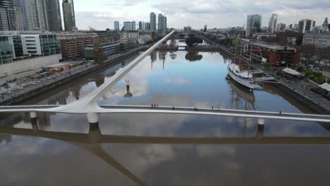 Berauschende-Architektonische-Brücke-Puente-De-La-Mujer-In-Buenos-Aires