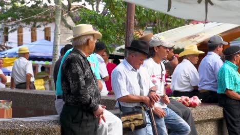 Ancianos-En-Un-Mercado,-Valparaíso,-Colombia.