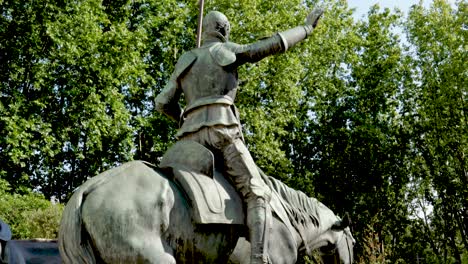 Aufschlussreiche-Aufnahmen-Der-Hinteren-Bronzeskulptur-Von-Don-Quijote-An-Einem-Sonnigen-Tag-Auf-Der-Plaza-De-España,-Madrid