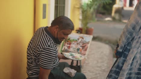 Mujeres-Hablando-Con-Un-Artista-Callejero