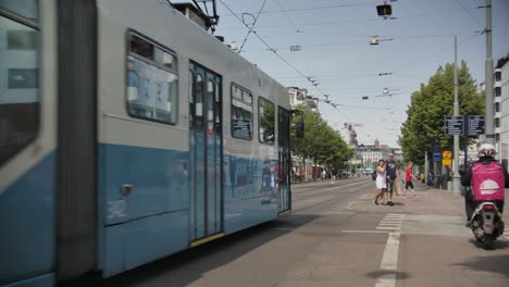 Tram-driving-in-Gothenburg,-avenyn