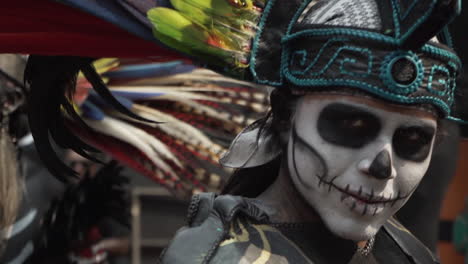 Un-Hombre-Viste-Traje-Tradicional-Mexicano-Y-Maquillaje-De-Calavera-De-Azúcar-Durante-El-Desfile-Del-Día-De-Muertos-Y-Las-Celebraciones-En-La-Ciudad-De-México