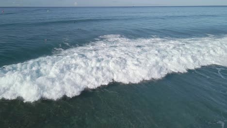 Nadador-Bodysurf-Fuera-Del-Punto-De-Pánico-Oahu-En-Un-Día-Claro-Y-Soleado