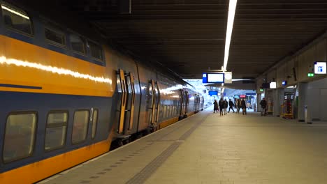 Gente-Subiendo-A-Un-Tren-En-Una-Estación-De-Tren