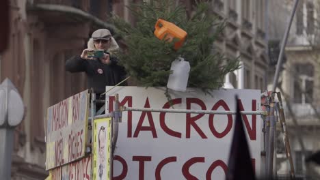 Un-Hombre-Está-Filmando-A-Manifestantes-Que-Están-En-Contra-De-La-Propuesta-De-Ley-De-Seguridad.