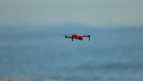 Autel-Robotics-Evo-Drone-Volando-Con-Fondo-Bokeh-De-Mar