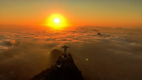 Cuando-Las-Primeras-Luces-Del-Amanecer-Asoman-Sobre-La-Ciudad,-La-Icónica-Estatua-Del-Cristo-Redentor-Se-Ilumina-Majestuosamente,-Ofreciendo-Un-Brillo-Dorado-En-Medio-Del-Vibrante-Cielo-De-La-Mañana.