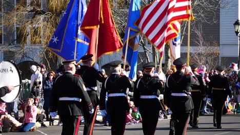 Armeegeneräle-Mit-Flaggen-Marschieren-Während-Der-Thanksgiving-Parade-2019-In-Plymouth-Die-Hauptstraße-Entlang,-Gefolgt-Von-Trommeln