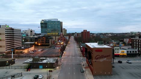 Aerial-drone-view-low-over-the-East-Rich-Street,-in-Columbus-city,-in-cloudy-Ohio