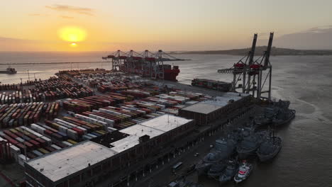 Luftaufnahme-Des-Hafens-Von-Montevideo,-Uruguay,-Frachtterminal,-Container-Und-Kräne-Bei-Sonnenuntergang