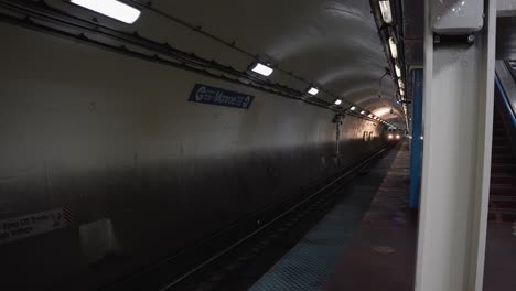 Tren-Subterráneo-Llegando-A-La-Estación-De-La-Ciudad-De-Chicago