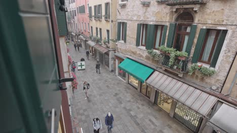 Cámara-Lenta-De-Una-Calle-Muy-Transitada-En-Venecia,-Tomada-Desde-Un-Balcón-Arriba