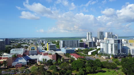 Vista-Aérea-Del-Popular-Paseo-Marítimo-De-Darwin,-Capital-Del-Territorio-Del-Norte-De-Australia