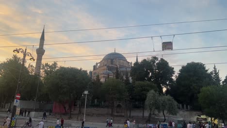 Gebäude-In-Istanbul,-Türkei-Im-Sommer-Mit-Blauem-Himmel-Während-Der-Goldenen-Stunde