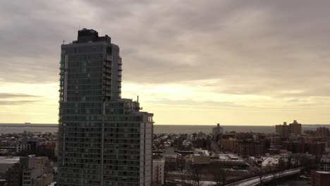 Una-Vista-Aérea-Del-Edificio-De-Apartamentos-Avalon-Brooklyn-Bay-En-Brooklyn-En-Un-Día-Nublado-En-Invierno