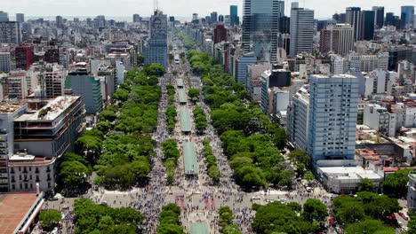 Vista-Aérea-De-La-Avenida-9-De-Julio-Repleta-De-Aficionados-Al-Fútbol,-Durante-La-Celebración-De-La-Copa-Mundial-En-Buenos-Aires,-Argentina