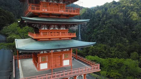 Seiganto-ji-Pagode-Mit-Blick-Auf-Die-Wasserfälle-In-Der-Ferne,-Langsame-Paralex,-24 fps