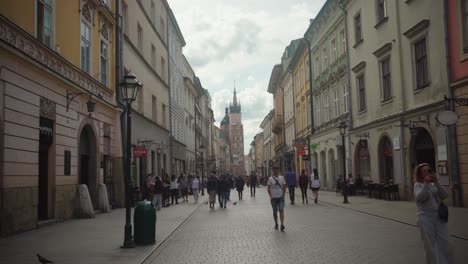 Punto-De-Vista-De-Una-Persona-Caminando-En-Cracovia,-La-Bulliciosa-Calle-Floriańska-De-Polonia-Y-También-Hay-Mucha-Gente-Caminando-En-La-Calle.