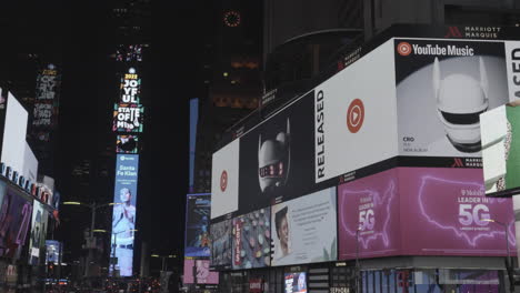 Statische-Aufnahme-Der-Großen-Bildschirme,-Auf-Denen-Werbung-Für-Unternehmen-Am-Times-Square-Läuft