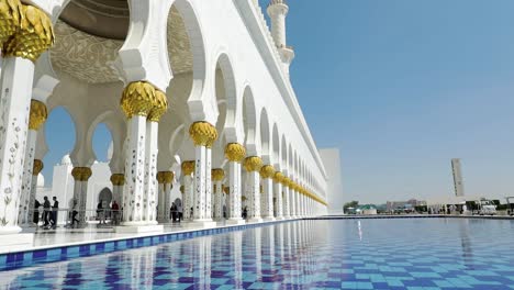 La-Mezquita-Sheikh-Zayed-Y-El-Minarete-Con-Piscina,-Toma-En-Movimiento-Hacia-La-Derecha