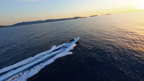 FPV-Luftaufnahme-Einer-Luxusyacht,-Die-In-Den-Sonnenuntergang-Am-Mittelmeer-Rast