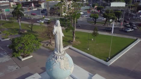 Das-Denkmal-Des-Göttlichen-Retters-Der-Welt-Im-Herzen-Der-Stadt-San-Salvador,-El-Salvador