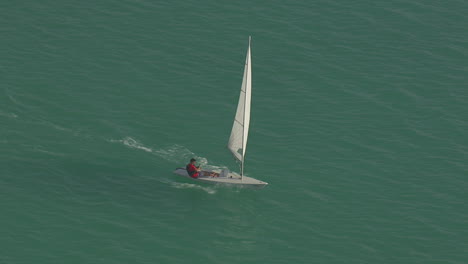 Marinero-Solitario-En-Un-Bote-Pequeño