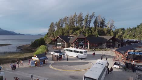 Orbitale-Luftaufnahme-Vom-Hafen-Von-Puerto-Pañuelo-Am-Ufer-Des-Sees-Nahuel-Huapi-In-Patagonien,-Argentinien