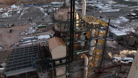 Antena-Cerca-Del-Condensador-En-La-Refinería-De-North-Salt-Lake-Utah