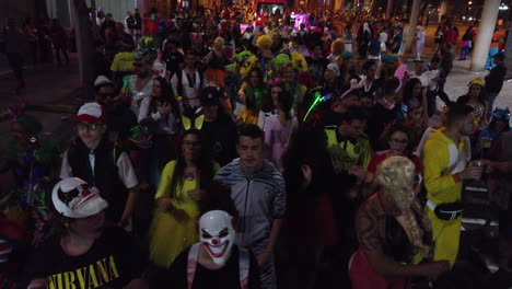 Gente-Disfrazada-Bailando-Y-Divirtiéndose-En-El-Carnaval-De-Las-Palmas-De-Gran-Canaria,-Islas-Canarias,-España.