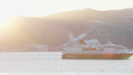 Hurtigruten-Fähre-Kreuzt-Im-Meer-Bei-Sonnenaufgang-Im-Winter-In-Norwegen