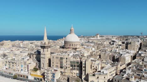 Valletta-Stadt-Mit-Der-Kuppel-Der-Karmeliterkirche-Im-Zentrum,-Malta