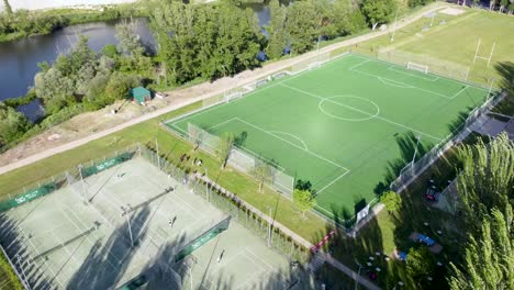 Paddle-,-Tennis--Und-Fußballplätze-Neben-Einem-Fluss-In-Salamanca,-Spanien