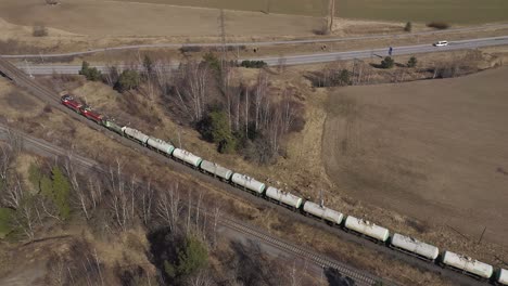 Luftaufnahme-Von-Drei-VR-Diesellokomotiven,-Die-Eine-Lange-Reihe-Von-Öltransportwagen-Ziehen