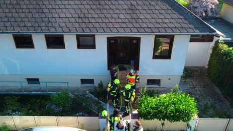 Antena---Bomberos-En-Un-Incendio-En-Carolusstraße-3,-Oberwaltersdorf,-Austria