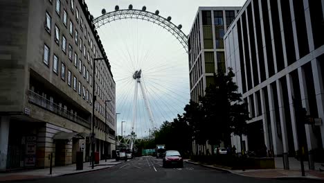 Perspectiva-única-Del-London-Eye,-También-Llamada-Rueda-Del-Milenio,-Desde-La-Cercana-Estación-De-Waterloo.