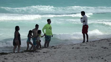 Rettungsschwimmer-Verärgert-über-Familie,-Die-Sich-Nicht-An-Die-Strandregeln-Hielt