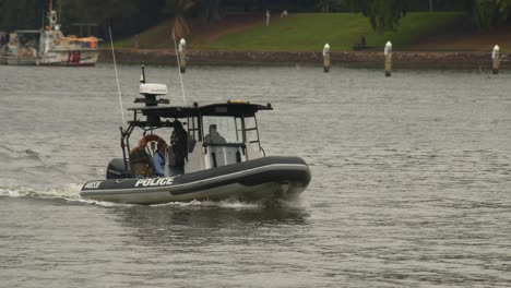 Ein-Boot-Der-Queensland-Water-Police-Fährt-Den-Brisbane-River-Hinauf