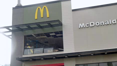 Handaufnahme-Der-Zerstörten-McDonald&#39;s-Fenster-Nach-Dem-Taifun-Rai