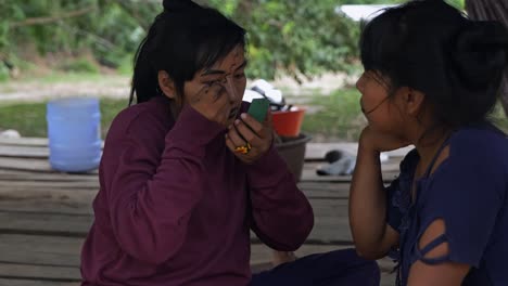 Brazilian-tribal-women-painting-on-their-faces