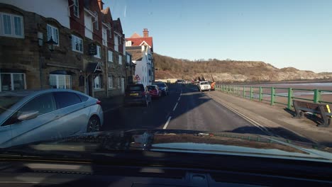 Conduciendo-Lentamente-Por-El-Paseo-Marítimo-De-Sandsend,-Un-Pequeño-Pueblo-Cerca-De-Whitby,-En-La-Costa-Del-Mar-Del-Norte.