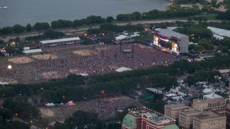 Timelapse-De-Personas-Que-Acuden-En-Masa-Al-Escenario-Principal-De-T-Mobile-En-Lollapalooza-Minutos-Antes-De-Que-Green-Day-Suba-Al-Escenario-En-El-Grant-Park-De-Chicago-A-Lo-Largo-De-La-Orilla-Del-Lago-Michigan.