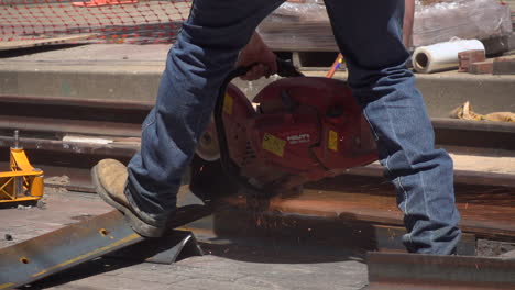 Video-De-Primer-Plano-De-Un-Trabajador-De-La-Construcción-Cortando-Vigas-De-Acero-En-Cámara-Lenta