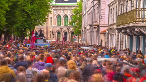 Menschenmenge-Demonstriert-Auf-Der-Straße-In-Riga-Gegen-Die-Einschränkungen-Durch-Das-Coronavirus-Covid-19