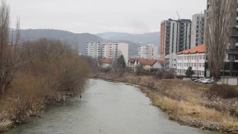 Blick-Auf-Den-Fluss-Ibar,-Der-Nord--Und-Süd-Mitrovica-Im-Kosovo-Trennt