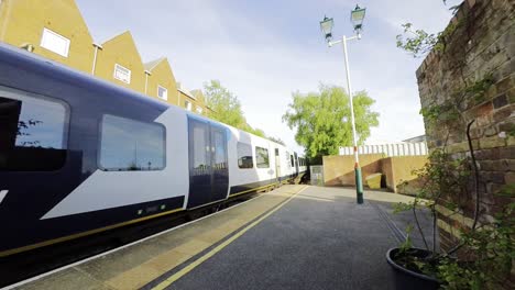 Un-Tren-Moderno-Del-Ferrocarril-Del-Suroeste-En-Una-Estación-De-Hampshire,-Filmado-En-2024.