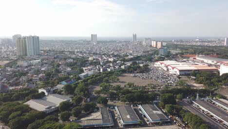 A-car-showroom,-in-the-middle-of-a-very-crowded-and-busy-town