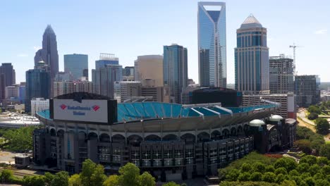 Estadio-De-La-NFL-Y-Horizonte-De-La-Ciudad-Americana-De-Charlotte,-Carolina-Del-Norte